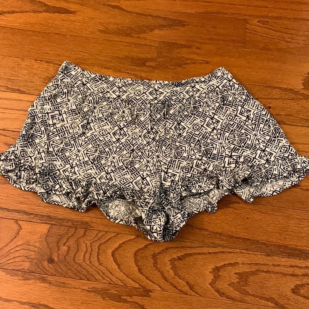 Sadie and Sage extra small geometric design shorts with ruffle hem